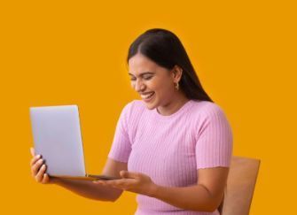 Persona registrandose